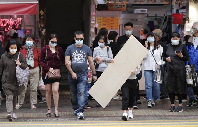 (210128) -- HONG KONG, Jan. 28, 2021 -- People wearing face masks walk on a street in Hung Hom, Hong Kong, south China, Jan. 28, 2021. Hong Kong s Center for Health Protection (CHP) reported 39 additional confirmed cases of COVID-19 on Thursday, taking its total tally to 10,321. ) CHINA-HONG KONG-COVID-19-CASES (CN) WangxShen