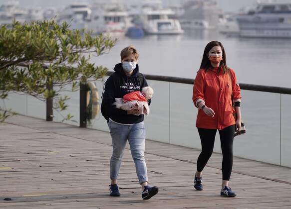 (210128) -- HONG KONG, Jan. 28, 2021 -- People wearing face masks walk in Hong Kong, south China, Jan. 28, 2021. Hong Kong s Center for Health Protection (CHP) reported 39 additional confirmed cases of COVID-19 on Thursday, taking its total tally to 10,321. ) CHINA-HONG KONG-COVID-19-CASES (CN) WangxShen