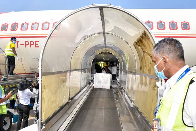 (210128) -- COLOMBO, Jan. 28, 2021 -- Boxes containing COVID-19 vaccines from India are unloaded in Colombo, Sri Lanka, Jan. 28, 2021. ( Handout via Xinhua) SRI LANKA-COLOMBO-INDIA-VACCINES-ARRIVAL SrixLankaxPresidentxMediaxDivision 