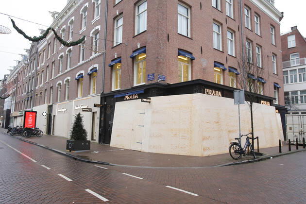 A general view of the store buildings are protected with plywood siding to prevent vandalism by anti-coronavirus measure protestors at the Pieter Cornelisz Hooftstraat luxury shopping street on January 28, 2021 in Amsterdam, Netherlands. Several cities in the Netherlands have been riddled with demonstrations and vandalism reaction to the curfew that has been installed by the Dutch government to avoid the spread of the coronavirus. Amsterdam Netherlands Copyright: xPauloxAmorimx amp20210128_009