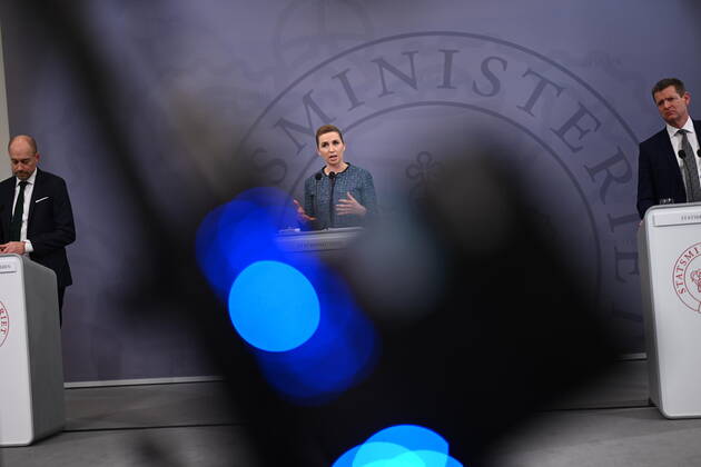 Statsminister Mette Frederiksen (S) holder pressemoede om covid-19 i Danmark, i Spejlsalen i Statsministeriet i Koebenhavn torsdag den 28. januar 2021. Til stede under pressemoedet er Statsminister Mette Frederiksen (S) samt direktoer i Statens Serum Institut (SSI) Henrik Ullum, sundheds- og aeldreminister Magnus Heunicke (S) og direktoer for Sundhedsstyrelsen Soeren Brostroem samt direktoer i Laegemiddelstyrelsen Thomas Senderovitz.. , Copyright: PhilipxDavalix cop333 spdk20210128-203614-L