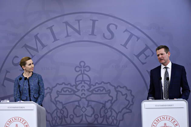 Statsminister Mette Frederiksen (S) og direktoer for Sundhedsstyrelsen Soeren Brostroem, da statsministeren holder pressemoede om covid-19 i Danmark, i Spejlsalen i Statsministeriet i Koebenhavn torsdag den 28. januar 2021.. , Copenhagen Denmark Copyright: PhilipxDavali PhilipxDavalix cop333 spdk20210128-203728-L