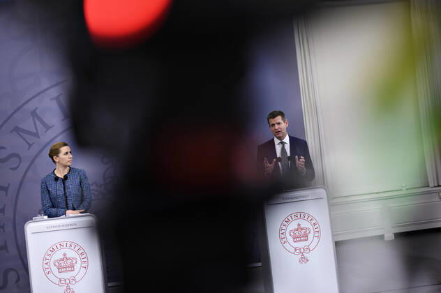 Statsminister Mette Frederiksen (S) og direktoer for Sundhedsstyrelsen Soeren Brostroem, da statsministeren holder pressemoede om covid-19 i Danmark, i Spejlsalen i Statsministeriet i Koebenhavn torsdag den 28. januar 2021.. , Copenhagen Denmark Copyright: PhilipxDavali PhilipxDavalix cop333 spdk20210128-203743-L
