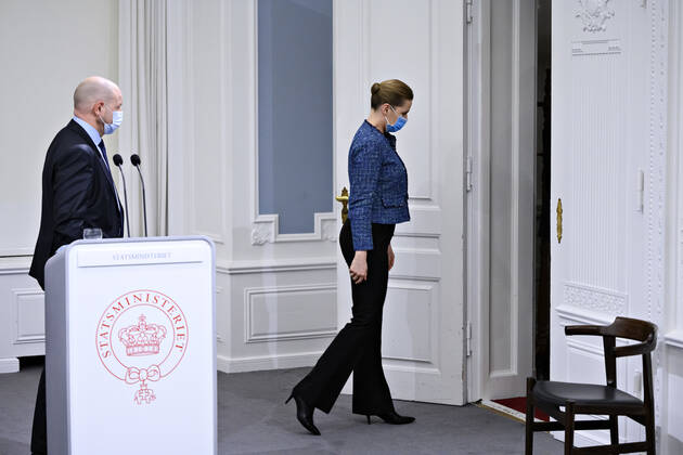 Statsminister Mette Frederiksen (S) og adm. direktoer i Laegemiddelstyrelsen Thomas Senderovitz, da statsministeren holder pressemoede om covid-19 i Danmark, i Spejlsalen i Statsministeriet i Koebenhavn torsdag den 28. januar 2021.. , Copenhagen Denmark Copyright: PhilipxDavali PhilipxDavalix cop333 spdk20210128-203954-L