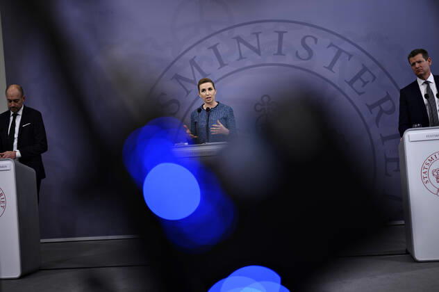 News Bilder des Tages Statsminister Mette Frederiksen (S) samt sundheds- og aeldreminister Magnus Heunicke (S) og direktoer for Sundhedsstyrelsen Soeren Brostroem, da statsministeren holder pressemoede om covid-19 i Danmark, i Spejlsalen i Statsministeriet i Koebenhavn torsdag den 28. januar 2021.. , Copenhagen Denmark Copyright: PhilipxDavali PhilipxDavalix cop333 spdk20210128-204108-L