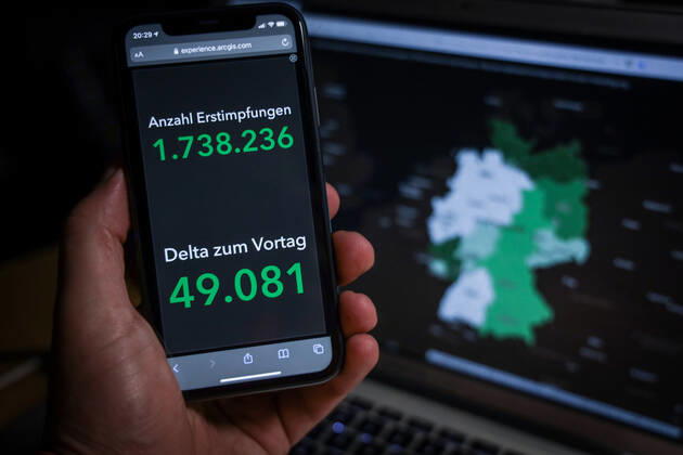 Coronavirus in Deutschland - COVID-19 Impfungen -Dashboard 28.01.2021: Esri Deutschland GmbH auf Basis des Digitalen Impfquotenmonitoring zur COVID-19-Impfung des RKI - Anzahl Erstimpfungen: 1.738.236 Veränderungen zum Vortag: 49.081 Anzahl Zweitimpfungen: 366.081 Veränderungen zum Vortag: 43.106 Datenstand vom 28.01.2021.