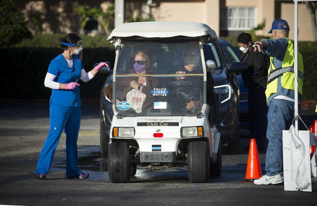 January 28, 2021, Sun City Center, FL, USA: Florida residents 65 years and older queue in the early morning for Covid-19 Vaccine shots at a community center in Hillsborough County on the states Gulf Coast. Community volunteers and National Guard troops helped the operation to run efficiently, residents said. Sun City Center USA - ZUMAn03_ 20210128_zaf_n03_002 Copyright: xRobinxRaynex