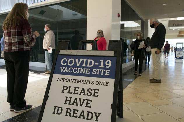 January 28, 2021, Sarasota, FL, USA: Florida residents 65 years and older queue for Covid-19 Vaccine shots at a vacant area of a Sarasota shopping center. The vaccine site hopes to serve at least 1,500 residents daily. Sarasota USA - ZUMAn03_ 20210128_zaf_n03_025 Copyright: xRobinxRaynex