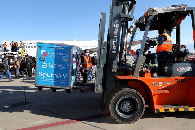 Workers load a container with doses of Russian vaccine Sputnik V, at International Airport of El Alto, Bolivia, 28 January 2021. Bolivia received the first lot of 20.000 doses of the Sputnik V vaccine to fight against coronavirus pandemic. Bolivia received 20.000 doses of the Sputnik V vaccine !ACHTUNG: NUR REDAKTIONELLE NUTZUNG!  Copyright: xMartinxAlipazx AME1933 20210129-637474758375262129