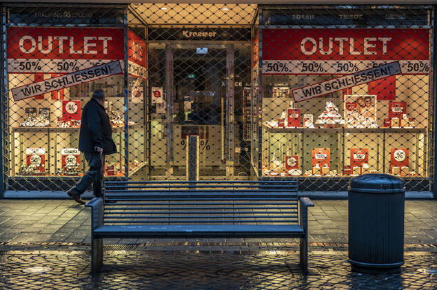 Die Innenstadt von Gelsenkirchen, Fussgängerzone, Bahnhofstrasse, während der Corona Krise, Lockdown im Januar 2021, geschlossene Geschäfte und Gastronomie, Schmuck Geschäft schliesst, Geschäftsaufgabe, wenige Passanten, Gelsenkirchen, NRW, Deutschland Gelsenkirchen Shutdown