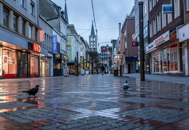 Die Innenstadt von Gelsenkirchen, Fussgängerzone, Bahnhofstrasse, während der Corona Krise, Lockdown im Januar 2021, geschlossene Geschäfte und Gastronomie, wenige Passanten, Gelsenkirchen, NRW, Deutschland Gelsenkirchen Shutdown