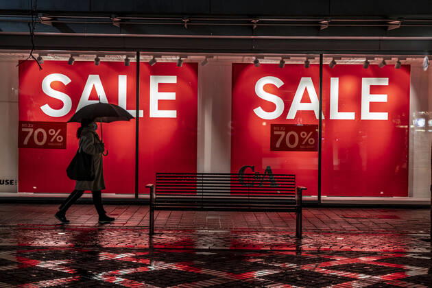 Die Innenstadt von Gelsenkirchen, Fussgängerzone, Bahnhofstrasse, Sale, Schlussverkauf, 70% Rabatt, C&A Modegeschäft, Kaufhaus, während der Corona Krise, Lockdown im Januar 2021, geschlossene Geschäfte und Gastronomie, wenige Passanten, Gelsenkirchen, NRW, Deutschland Gelsenkirchen Shutdown