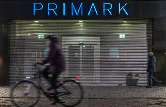 Die Innenstadt von Gelsenkirchen, Fussgängerzone, Bahnhofstrasse, während der Corona Krise, Lockdown im Januar 2021, geschlossene Geschäfte, Primark Modekaufhaus, und Gastronomie, wenige Passanten, Gelsenkirchen, NRW, Deutschland Gelsenkirchen Shutdown