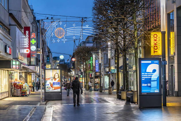 Die Innenstadt von Gelsenkirchen, Fussgängerzone, Bahnhofstrasse, während der Corona Krise, Lockdown im Januar 2021, geschlossene Geschäfte und Gastronomie, wenige Passanten, Gelsenkirchen, NRW, Deutschland Gelsenkirchen Shutdown