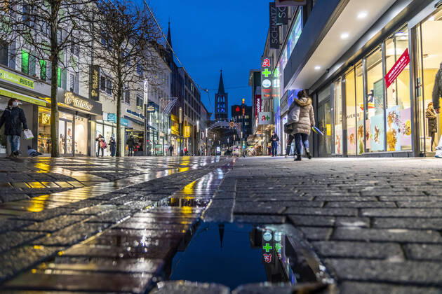 Die Innenstadt von Gelsenkirchen, Fussgängerzone, Bahnhofstrasse, während der Corona Krise, Lockdown im Januar 2021, geschlossene Geschäfte und Gastronomie, wenige Passanten, Gelsenkirchen, NRW, Deutschland Gelsenkirchen Shutdown
