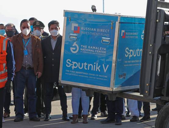 Bolivian President Luis Arce (L) observes a container with doses of Russian vaccine Sputnik V, at International Airport of El Alto, Bolivia, 28 January 2021. Bolivia received the first lot of 20.000 doses of the Sputnik V vaccine to fight against coronavirus pandemic. Bolivia received 20.000 doses of the Sputnik V vaccine !ACHTUNG: NUR REDAKTIONELLE NUTZUNG!  Copyright: xMartinxAlipazx AME1927 20210129-637474769410644991