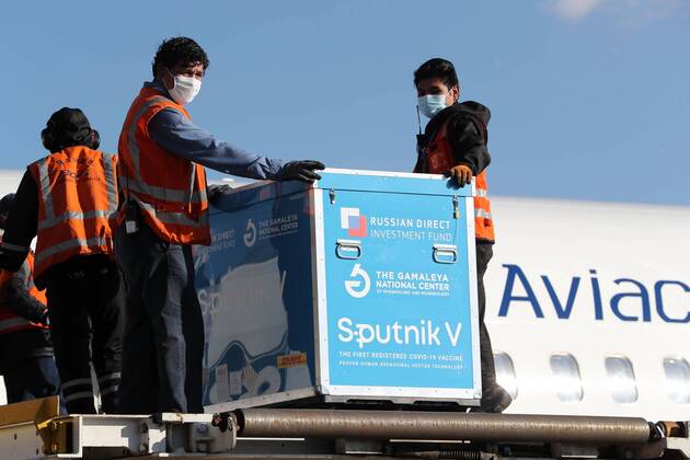 News Bilder des Tages Workers unload a container with doses of Russian vaccine Sputnik V, at International Airport of El Alto, Bolivia, 28 January 2021. Bolivia received the first lot of 20.000 doses of the Sputnik V vaccine to fight against coronavirus pandemic. Bolivia received 20.000 doses of the Sputnik V vaccine !ACHTUNG: NUR REDAKTIONELLE NUTZUNG!  Copyright: xMartinxAlipazx AME1938 20210129-637474769450645495