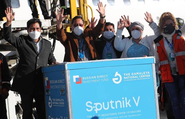 Bolivian President Luis Arce (2-L) greets next to a container with doses of Russian vaccine Sputnik V, at International Airport of El Alto, Bolivia, 28 January 2021. Bolivia received the first lot of 20.000 doses of the Sputnik V vaccine to fight against coronavirus pandemic. Bolivia received 20.000 doses of the Sputnik V vaccine !ACHTUNG: NUR REDAKTIONELLE NUTZUNG!  Copyright: xMartinxAlipazx AME1930 20210129-637474772595998259