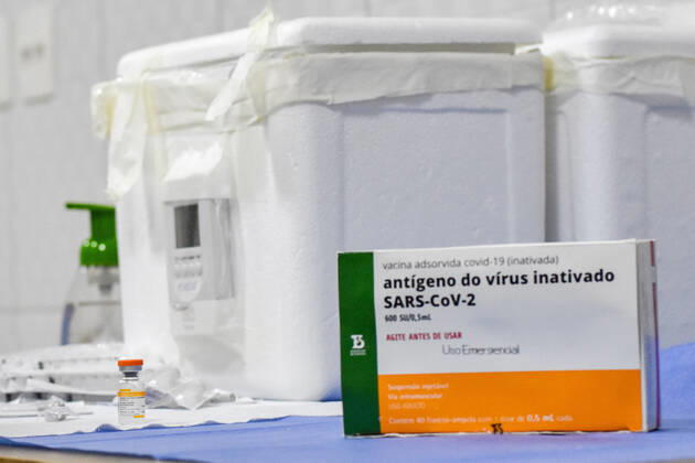 SÃO PAULO, SP - 28.01.2021: FUNCIONÁRIOS DO SAMU SP SÃO VACINADOS - SAMU (Mobile Emergency Service) employees who are on the front lines in the fight against Covid-19 (Coronavirus) receive a dose of the Coronavac vaccine, produced by the Butantan Institute in partnership with the Chinese laboratory Sinovac. This Thursday, (28) in Bairro do Bom Retiro SP. In the picture Coronvac vaccine vial and box. x2025735x  RobertoxCasimiro
