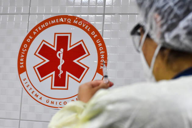 SÃO PAULO, SP - 28.01.2021: FUNCIONÁRIOS DO SAMU SP SÃO VACINADOS - SAMU (Mobile Emergency Service) employees who are on the front lines in the fight against Covid-19 (Coronavirus) receive a dose of the Coronavac vaccine, produced by the Butantan Institute in partnership with the Chinese laboratory Sinovac. This Thursday, (28) in Bairro do Bom Retiro SP. x2025737x  RobertoxCasimiro