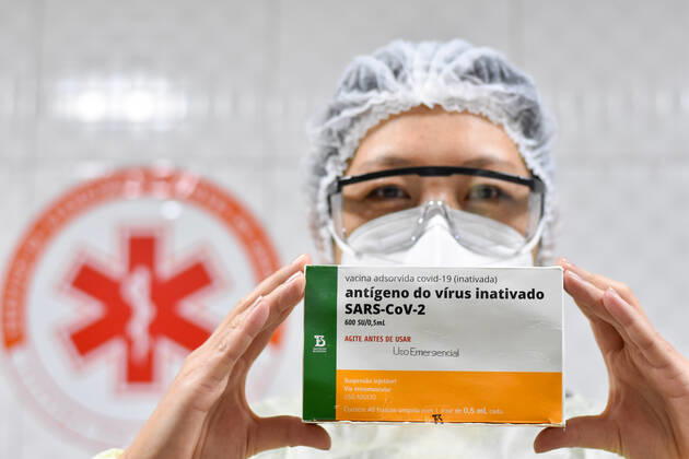 SÃO PAULO, SP - 28.01.2021: FUNCIONÁRIOS DO SAMU SP SÃO VACINADOS - SAMU (Mobile Emergency Service) employees who are on the front lines in the fight against Covid-19 (Coronavirus) receive a dose of the Coronavac vaccine, produced by the Butantan Institute in partnership with the Chinese laboratory Sinovac. This Thursday, (28) in Bairro do Bom Retiro SP. x2025739x  RobertoxCasimiro