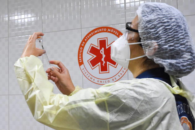 SÃO PAULO, SP - 28.01.2021: FUNCIONÁRIOS DO SAMU SP SÃO VACINADOS - SAMU (Mobile Emergency Service) employees who are on the front lines in the fight against Covid-19 (Coronavirus) receive a dose of the Coronavac vaccine, produced by the Butantan Institute in partnership with the Chinese laboratory Sinovac. This Thursday, (28) in Bairro do Bom Retiro SP. x2025740x  RobertoxCasimiro