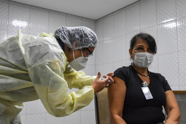 SÃO PAULO, SP - 28.01.2021: FUNCIONÁRIOS DO SAMU SP SÃO VACINADOS - SAMU (Mobile Emergency Service) employees who are on the front lines in the fight against Covid-19 (Coronavirus) receive a dose of the Coronavac vaccine, produced by the Butantan Institute in partnership with the Chinese laboratory Sinovac. This Thursday, (28) in Bairro do Bom Retiro SP. x2025747x  RobertoxCasimiro
