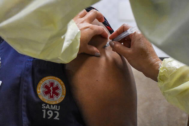 SÃO PAULO, SP - 28.01.2021: FUNCIONÁRIOS DO SAMU SP SÃO VACINADOS - SAMU (Mobile Emergency Service) employees who are on the front lines in the fight against Covid-19 (Coronavirus) receive a dose of the Coronavac vaccine, produced by the Butantan Institute in partnership with the Chinese laboratory Sinovac. This Thursday, (28) in Bairro do Bom Retiro SP. x2025756x  RobertoxCasimiro
