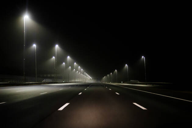 January 28, 2021, Amsterdam, Netherlands: A view of an empty road in Amsterdam as strict curfew was imposed by the Dutch government to prevent and combat the spread of COVID virus..Police were deployed on the streets of Amsterdam for the night-time curfew that is applied from 21:00 local time until 04:30. The new Covid-19 mutation helps the infection number rise. The Dutch police is checking citizens for proper documents, permit from employers in order to be out after the curfew time. Most of the roads are empty after 21:00, deserted while public transportation vehicles are empty. The Netherlands faced some violent protests the previous days against the strict lockdown measures. Amsterdam Netherlands - ZUMAs197 20210128_zaa_s197_215 Copyright: xNikxOikox