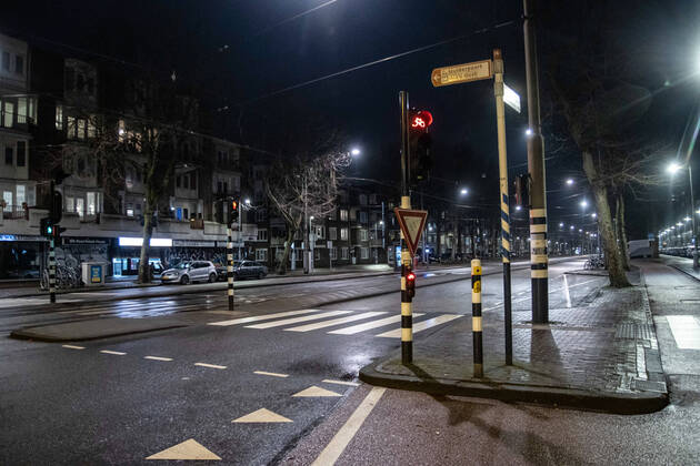 News Themen der Woche KW04 News Bilder des Tages January 28, 2021, Amsterdam, Netherlands: A view of an empty street in Amsterdam as strict curfew was imposed by the Dutch government to prevent and combat the spread of COVID virus..Police were deployed on the streets of Amsterdam for the night-time curfew that is applied from 21:00 local time until 04:30. The new Covid-19 mutation helps the infection number rise. The Dutch police is checking citizens for proper documents, permit from employers in order to be out after the curfew time. Most of the roads are empty after 21:00, deserted while public transportation vehicles are empty. The Netherlands faced some violent protests the previous days against the strict lockdown measures. Amsterdam Netherlands - ZUMAs197 20210128_zaa_s197_217 Copyright: xNikxOikox