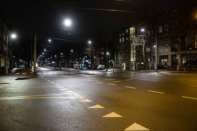 January 28, 2021, Amsterdam, Netherlands: A view of an empty street in Amsterdam as strict curfew was imposed by the Dutch government to prevent and combat the spread of COVID virus..Police were deployed on the streets of Amsterdam for the night-time curfew that is applied from 21:00 local time until 04:30. The new Covid-19 mutation helps the infection number rise. The Dutch police is checking citizens for proper documents, permit from employers in order to be out after the curfew time. Most of the roads are empty after 21:00, deserted while public transportation vehicles are empty. The Netherlands faced some violent protests the previous days against the strict lockdown measures. Amsterdam Netherlands - ZUMAs197 20210128_zaa_s197_219 Copyright: xNikxOikox