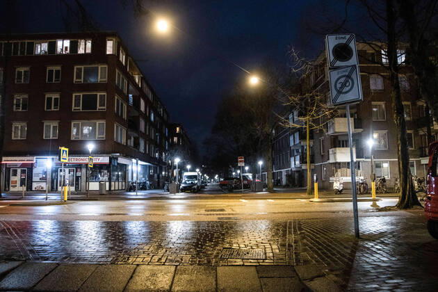 January 28, 2021, Amsterdam, Netherlands: A view of an empty street in Amsterdam as strict curfew was imposed by the Dutch government to prevent and combat the spread of COVID virus..Police were deployed on the streets of Amsterdam for the night-time curfew that is applied from 21:00 local time until 04:30. The new Covid-19 mutation helps the infection number rise. The Dutch police is checking citizens for proper documents, permit from employers in order to be out after the curfew time. Most of the roads are empty after 21:00, deserted while public transportation vehicles are empty. The Netherlands faced some violent protests the previous days against the strict lockdown measures. Amsterdam Netherlands - ZUMAs197 20210128_zaa_s197_212 Copyright: xNikxOikox