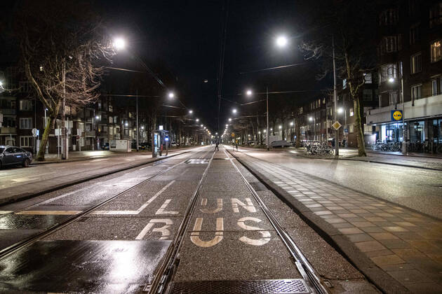 January 28, 2021, Amsterdam, Netherlands: A view of an empty street in Amsterdam as strict curfew was imposed by the Dutch government to prevent and combat the spread of COVID virus..Police were deployed on the streets of Amsterdam for the night-time curfew that is applied from 21:00 local time until 04:30. The new Covid-19 mutation helps the infection number rise. The Dutch police is checking citizens for proper documents, permit from employers in order to be out after the curfew time. Most of the roads are empty after 21:00, deserted while public transportation vehicles are empty. The Netherlands faced some violent protests the previous days against the strict lockdown measures. Amsterdam Netherlands - ZUMAs197 20210128_zaa_s197_220 Copyright: xNikxOikox