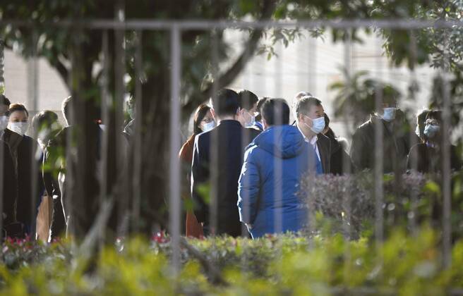 WHO probe into coronavirus origins in Wuhan Chinese officials arrive at a hotel in Wuhan, where an international team of experts from the World Health Organization has stayed for a probe into coronavirus origins, on Jan. 29, 2021. 