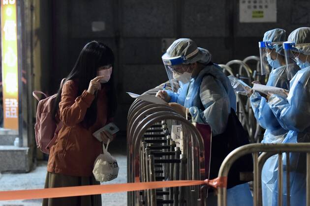 Coronavirus in China, Lockdown in Hongkong January 29, 2021, Hongkong, Hongkong, China: Another building is blocked and all residents are forced to take the COVID-19 nucleic acid testing in Hongkong,China on 29th January, 2021. Hongkong China - ZUMAt151 20210129_zia_t151_011 Copyright: xTpgx