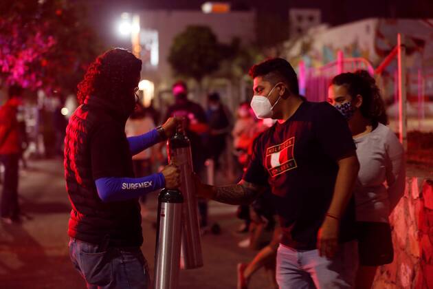 Young Mexicans today attend to people in need of oxygen to supply their sick, living in the city of Guadalajara, in the state of Jalisco, Mexico 28 January 2021. Oxygen on Wheels is a non-profit group of young people who devised a procedure to support people with oxygen needs for their family members who are sick with covid-19, bringing this vital service to their homes. Young Mexicans support covid-19 patients by bringing oxygen to their homes !ACHTUNG: NUR REDAKTIONELLE NUTZUNG!  Copyright: xFranciscoxGuascox MEX3939 20210129-637474968677617684