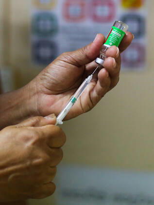 January 29, 2021, Colombo, Sri Lanka: A close up of health worker preparing injection of Oxford-AstraZeneca Covid-19 vaccine at The National Hospital Colombo in Sri Lanka on January 29, 2021. Colombo Sri Lanka - ZUMAd152 20210129_znp_d152_002 Copyright: xPradeepxDambaragex