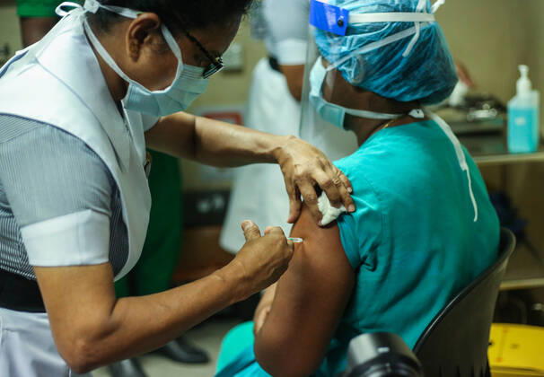 January 29, 2021, Colombo, Sri Lanka: A Sri Lankan health worker receives an Oxford-AstraZeneca Covid-19 vaccine dose against the Coronavirus (COVID-19) at The National Hospital Colombo in Sri Lanka on January 29, 2021. Colombo Sri Lanka - ZUMAd152 20210129_znp_d152_004 Copyright: xPradeepxDambaragex