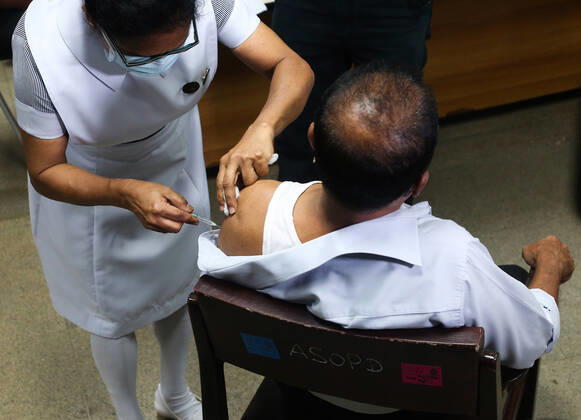 January 29, 2021, Colombo, Sri Lanka: A Sri Lankan health worker receives an Oxford-AstraZeneca Covid-19 vaccine dose against the Coronavirus (COVID-19) at The National Hospital Colombo in Sri Lanka on January 29, 2021. Colombo Sri Lanka - ZUMAd152 20210129_znp_d152_005 Copyright: xPradeepxDambaragex