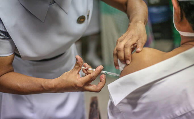 January 29, 2021, Colombo, Sri Lanka: A Sri Lankan health worker receives an Oxford-AstraZeneca Covid-19 vaccine dose against the Coronavirus (COVID-19) at The National Hospital Colombo in Sri Lanka on January 29, 2021. Colombo Sri Lanka - ZUMAd152 20210129_znp_d152_009 Copyright: xPradeepxDambaragex