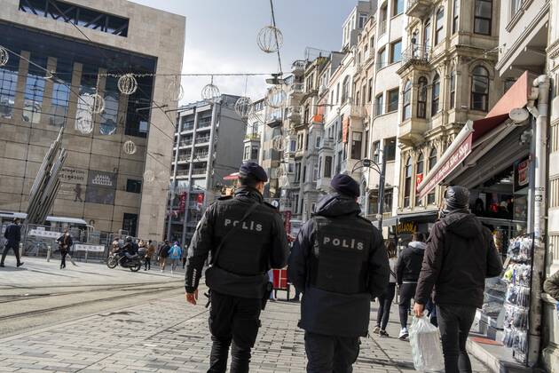 Coronavirus in der Türkei, Eindrücke aus Istanbul People wearing face masks walk on a street in Ä°stanbul, Turkey, on January 28, 2021. Turkey has confirmed 25,605 deaths and 2,457,118 positive cases of the coronavirus infection in the country. (Ihsan Sercan Ozkurnazli- Depo Photos) Copyright: IhsanxSercanxOzkurnazlix-xDepoxP 17013841