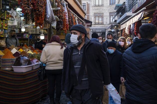 Coronavirus in der Türkei, Eindrücke aus Istanbul People wearing face masks walk on a street in Ä°stanbul, Turkey, on January 28, 2021. Turkey has confirmed 25,605 deaths and 2,457,118 positive cases of the coronavirus infection in the country. (Ihsan Sercan Ozkurnazli- Depo Photos) Copyright: IhsanxSercanxOzkurnazlix-xDepoxP 17013842