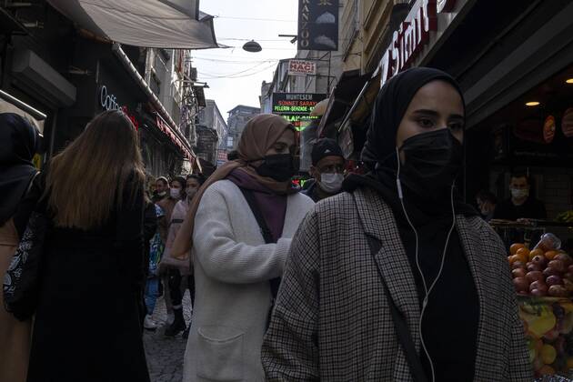 Coronavirus in der Türkei, Eindrücke aus Istanbul People wearing face masks walk on a street in Ä°stanbul, Turkey, on January 28, 2021. Turkey has confirmed 25,605 deaths and 2,457,118 positive cases of the coronavirus infection in the country. (Ihsan Sercan Ozkurnazli- Depo Photos) Copyright: IhsanxSercanxOzkurnazlix-xDepoxP 17013845
