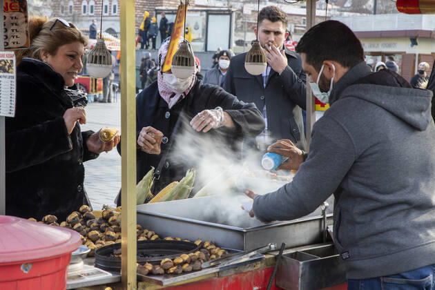 Coronavirus in der Türkei, Eindrücke aus Istanbul People wearing face masks walk on a street in Ä°stanbul, Turkey, on January 28, 2021. Turkey has confirmed 25,605 deaths and 2,457,118 positive cases of the coronavirus infection in the country. (Mine Toz- Depo Photos) Copyright: MinexTozx-xDepoxPhotos 17014181