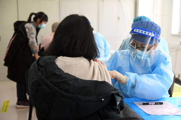 (210129) -- BEIJING, Jan. 29, 2021 -- A medical worker (1st, R) inoculates a recipient with a 2nd dose of COVID-19 vaccine at a temporary vaccination site in Haidian District of Beijing, capital of China, Jan. 29, 2021. The administration of the second dose of COVID-19 vaccines for key groups of residents throughout Beijing started on Jan. 22, and is expected to conclude before Feb. 8. ) CHINA-BEIJING-COVID-19-VACCINATION-2ND-DOSE (CN) RenxChao 
