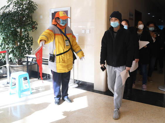 (210129) -- BEIJING, Jan. 29, 2021 -- A member of staff (1st L) guides recipients for orderly inoculation with COVID-19 vaccines at a temporary vaccination site in Haidian District of Beijing, capital of China, Jan. 29, 2021. The administration of the second dose of COVID-19 vaccines for key groups of residents throughout Beijing started on Jan. 22, and is expected to conclude before Feb. 8. ) CHINA-BEIJING-COVID-19-VACCINATION-2ND-DOSE (CN) RenxChao 