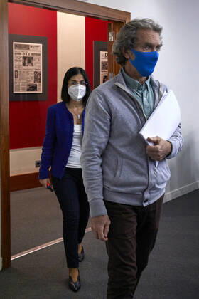 The director of the Centre for Coordination of Alerts and Health Emergencies (CCAES), Fernando Simon and the Minister of Health, Carolina Darias on his arrival at the conference after chairing the meeting of the Interterritorial Council of the National Health System, in the Moncloa Complex, Madrid, (Spain), 28 January 2021. This Thursday the Ministry of Health and the autonomous communities have signed, within the Interterritorial Council of the National Health System (CISNS), the Agreement on the implementation of the vaccination strategy against Covid-19 in Spain , which states that the necessary corrective measures will be applied to ensure the proper vaccination process. 28 JANUARY 2021;CAROLINA DARIAS;HEALTH MINISTER;PANDEMIC;CORONA Copyright: xLagenciaEPxPRESS J.xHellin.xPOOLx 3538582
