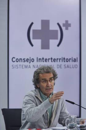 The director of the Center for Coordination of Alerts and Health Emergencies (CCAES), Fernando Simon, appears at a conference after chairing the meeting of the Interterritorial Council of the National Health System, in the Moncloa Complex, Madrid, (Spain), January 28, 2021. This Thursday the Ministry of Health and the autonomous communities have signed, within the Interterritorial Council of the National Health System (CISNS), the Agreement on the implementation of the vaccination strategy against Covid-19 in Spain , which states that the necessary corrective measures will be applied to ensure the proper vaccination process. 28 JANUARY 2021;CAROLINA DARIAS;HEALTH MINISTER;PANDEMIC;CORONAVIRUS LagenciaEP PRESS J. Hellin. POOL 01 28 2021 Copyright: xLagenciaEPxPRESS J.xHellin.xPOOLx 3538588