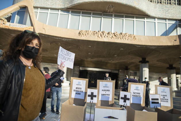 A woman attends a demonstration of the hospitality sector called in front of the General Assembly of the Region of Murcia where they have placed cardboard boxes as a sign of protest, in Cartagena, Murcia, (Spain), January 29, 2021. The call comes after the news that the restrictions forcing the closure of catering establishments will be extended by the overload of the health system in the Region: while we remain in phase 2, it is difficult to change the current restrictions, acknowledged the technical spokesman of the Committee Covid. Also, the Region of Murcia has decided to advance the closure of non-essential activities to 18.00 hours in eight municipalities and limit throughout the regional territory meetings in public spaces, both in Copyright: xLagenciaEPx 3539109