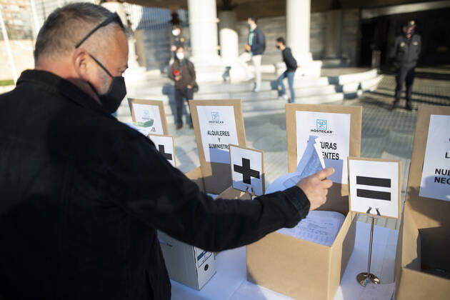 A man attends a demonstration of the hospitality sector called in front of the General Assembly of the Region of Murcia where they have placed cardboard boxes as a sign of protest, in Cartagena, Murcia, (Spain), January 29, 2021. The call comes after the news that the restrictions forcing the closure of catering establishments will be extended by the overload of the health system in the Region: while we remain in phase 2, it is difficult to change the current restrictions, acknowledged the technical spokesman of the Committee Covid. Also, the Region of Murcia has decided to advance the closure of non-essential activities to 18.00 hours in eight municipalities and limit throughout the regional territory meetings in public spaces, both indo Copyright: xLagenciaEPx 3539136
